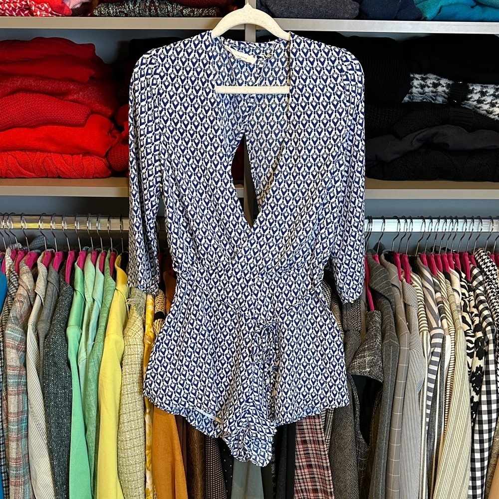 Olivaceous blue/white print 3/4 sleeve v neck lined back zipper romper size S